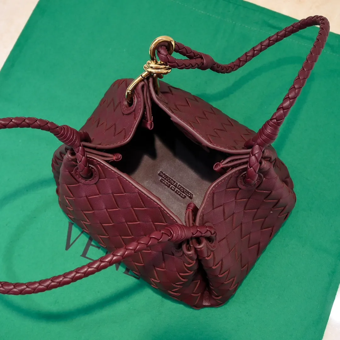 Batch 1760 BV home is new! Andiamo combines Bottega Veneta archives parachute handbags to inherit retro elements and integrate modern trends. The same style as Shu Qi's Beijing Night. It is a continuation of the classic bag. It has three functions: hand carry, shoulder and cross-body. It is embellished with metal brass knot buckles. The capacity of the small one is amazing. It can easily hold sunglasses in a box/small bottle of water/powder powder/charger and other daily necessities when going out. The upper body is versatile. Style number: 6569 Size: 21*17*16.5cm